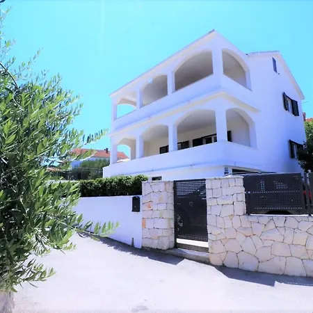 Villa Mendula Trogir - Luxury Villa By The Beach - Heated Pool - Lush Green Garden *