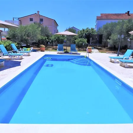 Vila Villa Mendula Trogir - Luxury Villa By The Beach - Heated Pool - Lush Green Garden