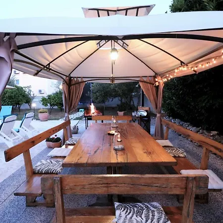 Villa Mendula Trogir - Luxury Villa By The Beach - Heated Pool - Lush Green Garden Vila