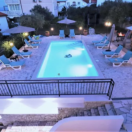 Vila Villa Mendula Trogir - Luxury Villa By The Beach - Heated Pool - Lush Green Garden Trogir