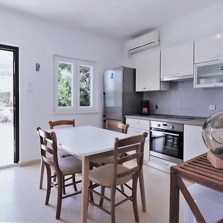 Vila Villa Mendula Trogir - Luxury Villa By The Beach - Heated Pool - Lush Green Garden