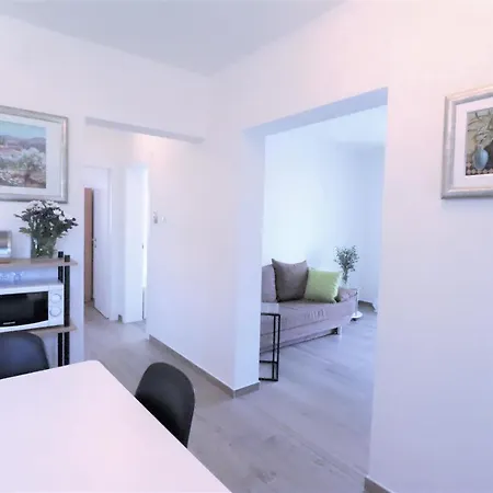 Villa Mendula Trogir - Luxury Villa By The Beach - Heated Pool - Lush Green Garden Trogir