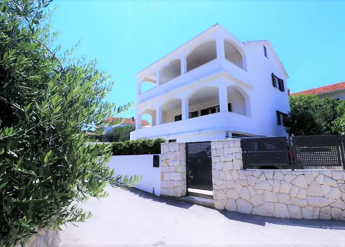 Villa Mendula Trogir - Luxury Villa By The Beach - Heated Pool - Lush Green Garden *