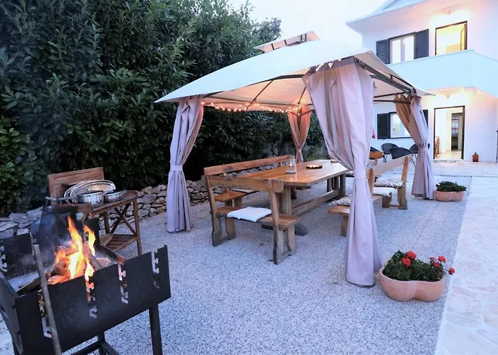 Villa Mendula Trogir - Luxury Villa By The Beach - Heated Pool - Lush Green Garden * Trogir