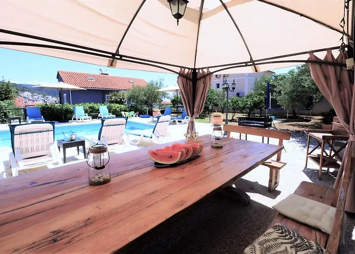 Villa Mendula Trogir - Luxury Villa By The Beach - Heated Pool - Lush Green Garden Villa Trogir