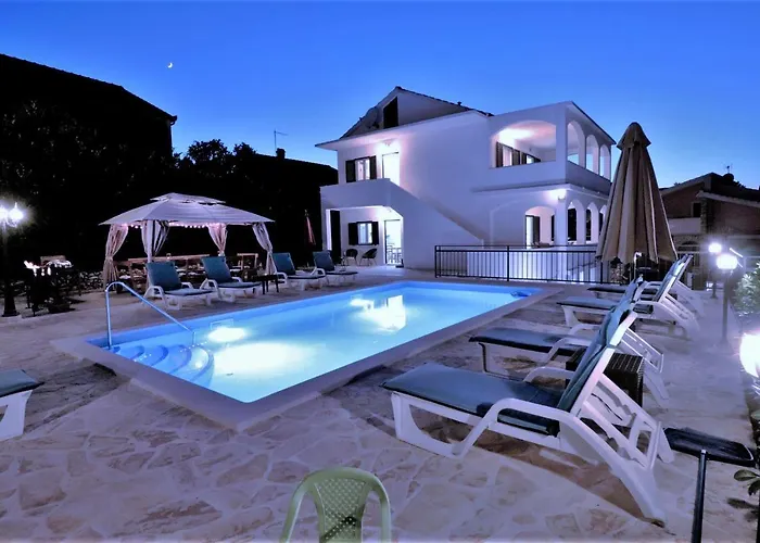 Mendula - Luxury By The - Heated Pool - Lush Garden Villa *