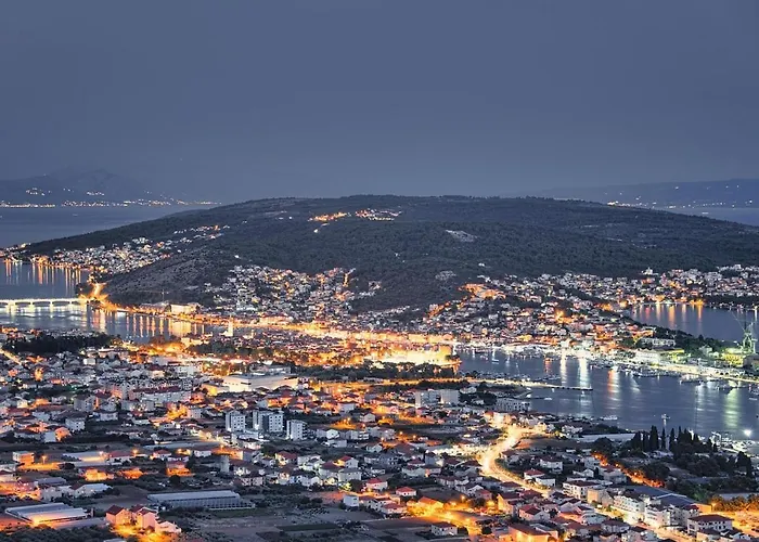 Mendula - Luxury By The - Heated Pool - Lush Garden *