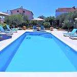 Villa Villa Mendula Trogir - Luxury Villa By The Beach - Heated Pool - Lush Green Garden