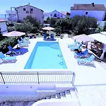 Villa Mendula Trogir - Luxury Villa By The Beach - Heated Pool - Lush Green Garden Trogir
