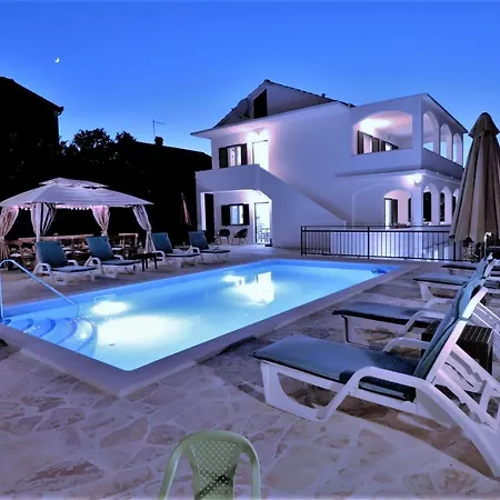 Mendula - Luxury By The - Heated Pool - Lush Garden Vila *