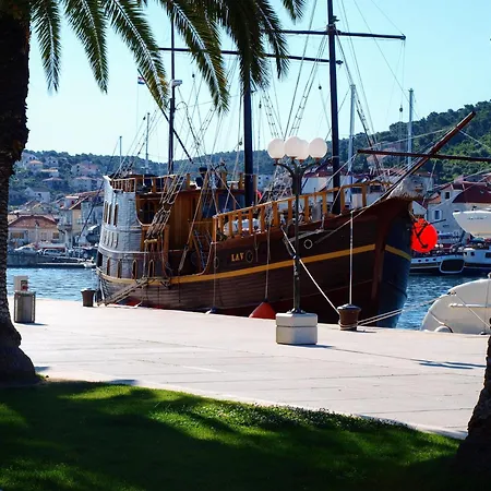 Вилла Mendula - Luxury By The - Heated Pool - Lush Garden Трогир