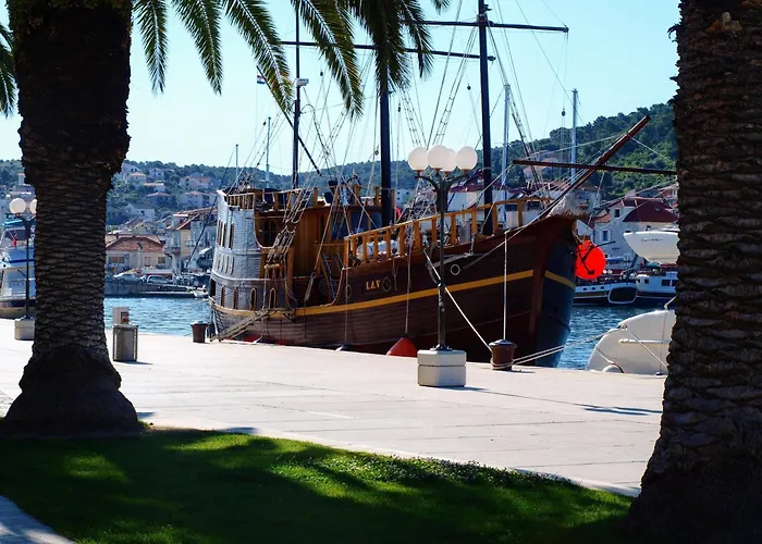 Вилла Mendula - Luxury By The - Heated Pool - Lush Garden Трогир