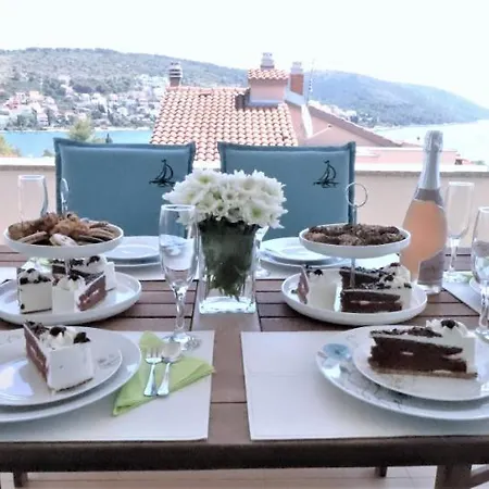 Willa Mendula - Luxury By The - Heated Pool - Organic Garden Trogir