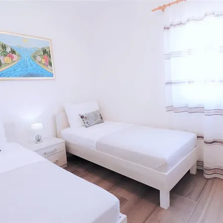 Willa Mendula - Luxury By The - Heated Pool - Organic Garden Trogir